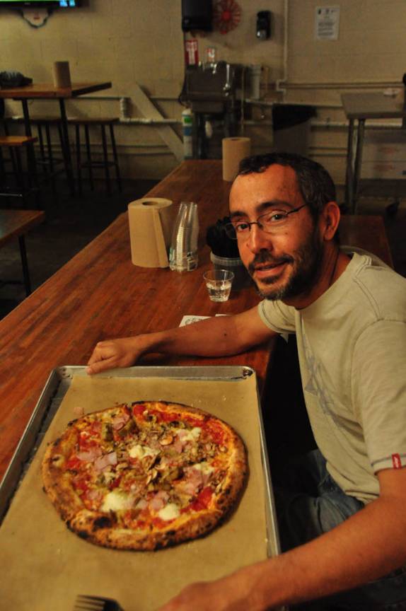 Pronto para devorar uma pizza na Pizzaria Antica, em Atlanta, na Georgia - EUA
